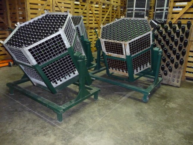 Champagne FALLET Michel - Remuage des bouteilles de champagne